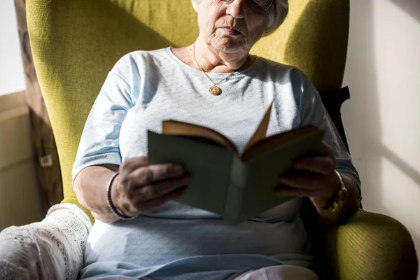 Senior Woman Reading Book Room — Stock Photo, Image