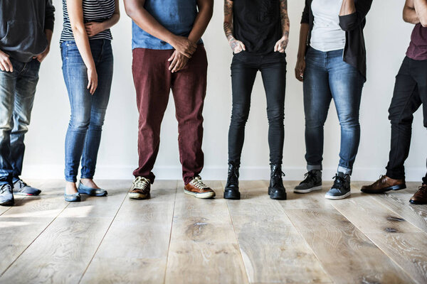 Люди, стоящие вместе с дизайнерским пространством
