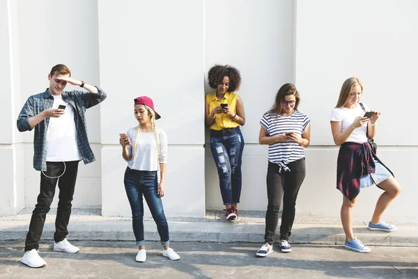 Amigos Utilizando Teléfonos Inteligentes Aire Libre Juntos Escalofriantes — Foto de Stock