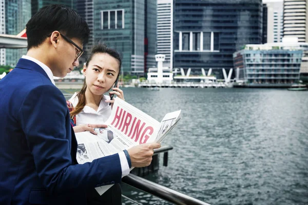 Asiatico Business People Reading Giornale River — Foto Stock