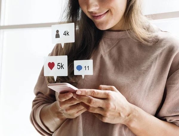 Mujer Usando Teléfono Inteligente Las Redes Sociales Conecpt —  Fotos de Stock