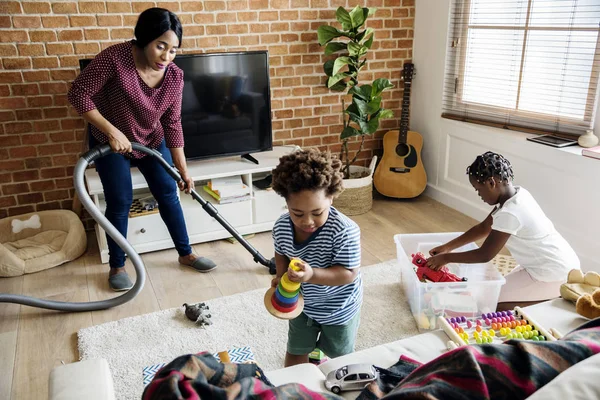 Familia Africana Limpiando Casa Juntos —  Fotos de Stock