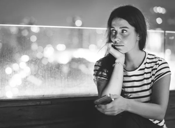 Mujer Joven Infeliz Sosteniendo Teléfono Inteligente Paisaje Urbano Noche —  Fotos de Stock