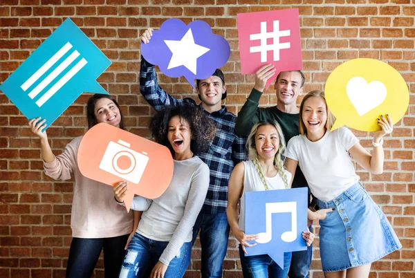 Счастливые Молодые Друзья Держат Мыльный Пузырь Иконами Социальных Медаев — стоковое фото