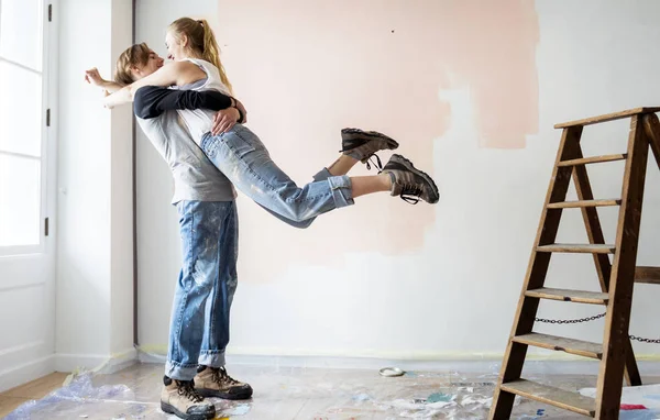 Couple Hugging New Home — Stock Photo, Image