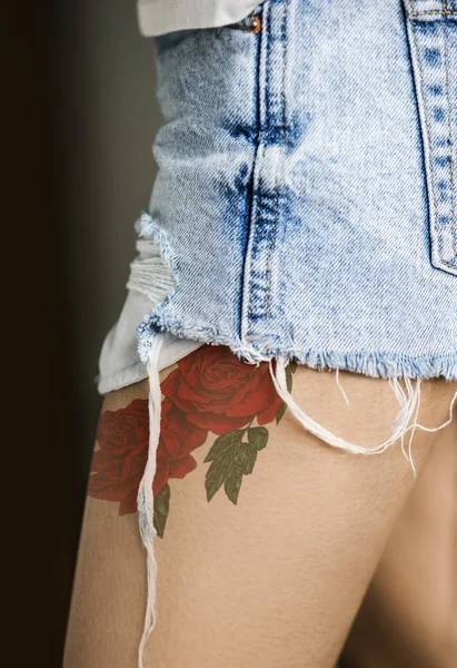 Detailní Záběr Stehna Tetování Ženy — Stock fotografie