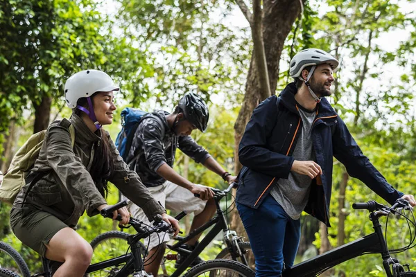 Group Friends Ride Mountain Bike Forest Together — Stock Photo, Image