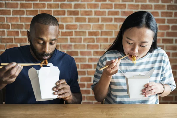 Paar Chow Mein Samen Eten — Stockfoto
