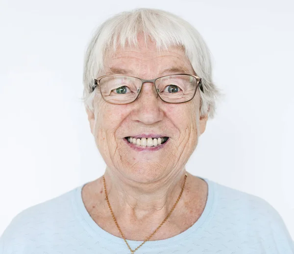 Portret Van Glimlachen Witte Oudere Vrouw — Stockfoto