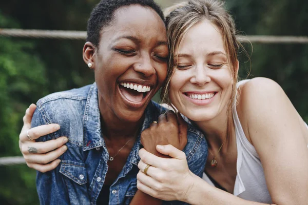 Amigos Felizes Segurando Outro — Fotografia de Stock