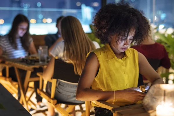 Adulto Joven Una Cita Para Cenar Usando Concepto Adicción Teléfonos —  Fotos de Stock