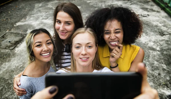 Giovani Amiche Adulte Che Fanno Selfie Gruppo — Foto Stock