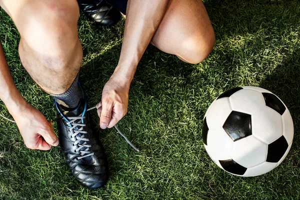サッカーと芝生の上のフットボール選手 — ストック写真