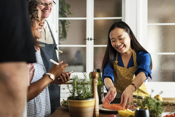 Diversas Pessoas Juntando Aula Culinária — Fotografia de Stock