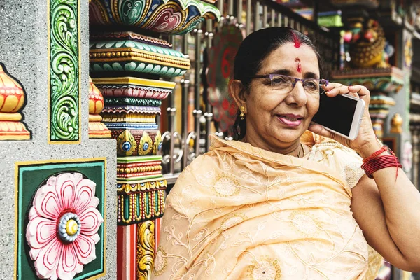 Äldre Indisk Kvinna Som Pratar Mobiltelefon — Stockfoto