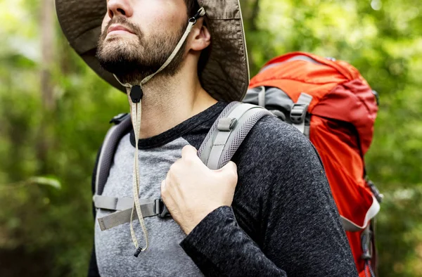 Człowiek Trekking Lesie — Zdjęcie stockowe