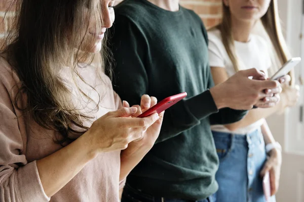 Amigos Felices Usando Concepto Redes Sociales Smartphones — Foto de Stock