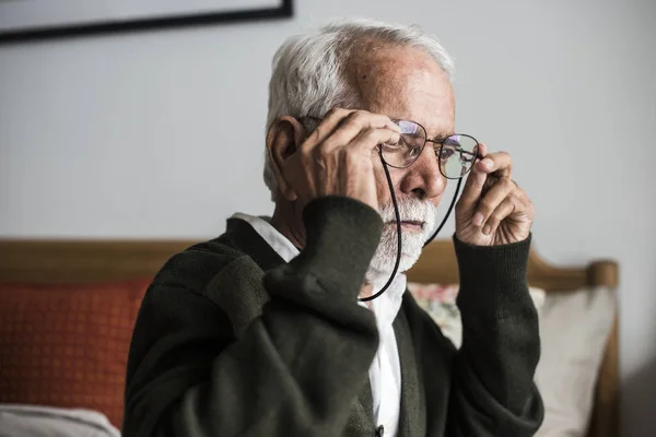 Ηλικιωμένοι Ινδική Άνθρωπος Φορώντας Γυαλιά Στο Γηροκομείο — Φωτογραφία Αρχείου