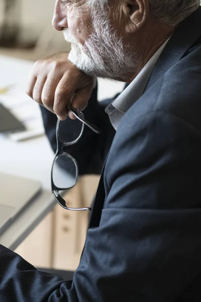 Seitenansicht Eines Nachdenklichen Geschäftsmannes — Stockfoto