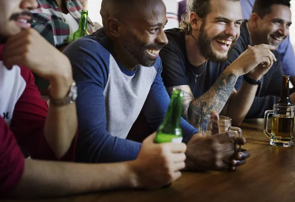 Amigos Animando Deporte Bar Juntos — Foto de Stock