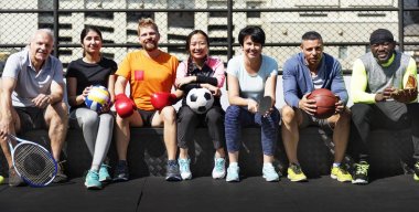 Çeşitli sporcular bir arada oturuyorlar.