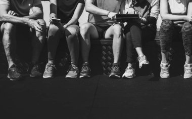 Çeşitli sporcular bir arada oturuyorlar.