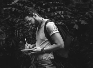 Adam kısa not edin