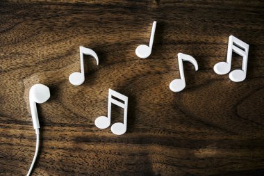 Ahşap masa üzerine müzik notlar