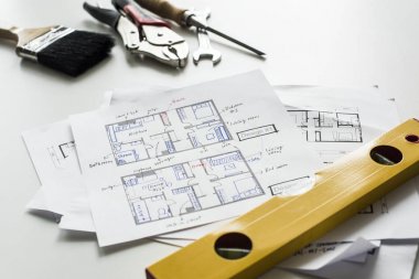 Düz beyaz arka plan üzerinde izole ev planı yatıyordu