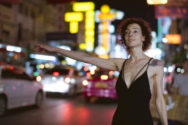 Bir taksi kavram yağıyor kadın