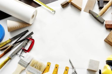 Düz beyaz arka plan üzerinde izole çeşitli teknisyen araçları yatıyordu