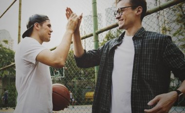 Genç yetişkin erkek arkadaşlarım parkta basketbol oynarken