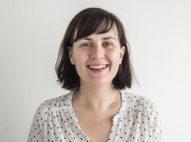 İzole beyaz arka plan üzerinde beyaz bir kadın portresi