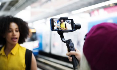 Genç yetişkin kadın seyahat ve vlogging sosyal medya kavramı