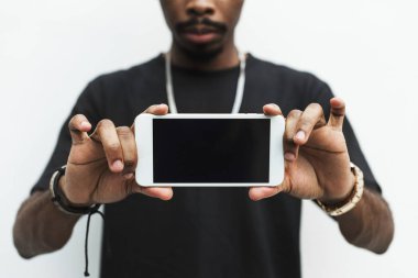 Afrika adam cep telefonu mockup holding