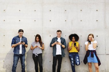 Grup açık havada birlikte akıllı telefonlar kullanan ve soğutma genç yetişkin