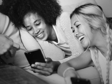 Arkadaşlar Smartphone birlikte evde kullanma