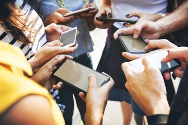 Genç Yetişkin arkadaşlar açık havada birlikte akıllı telefonlar kullanan, Gençlik Kültür kavramı