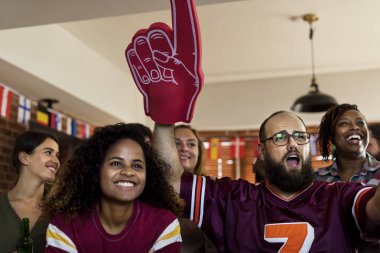 Frieds, spor bar birlikte tezahürat