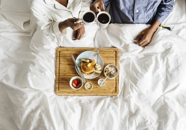 침대에는 아침을 침대에 아프리카계 미국인 — 스톡 사진
