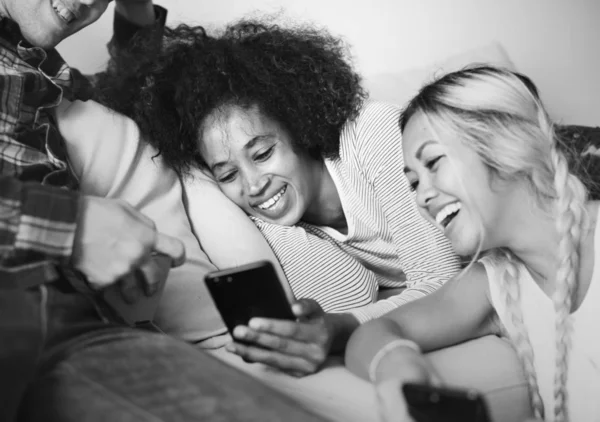 Amigos Usando Smartphone Juntos Casa — Fotografia de Stock