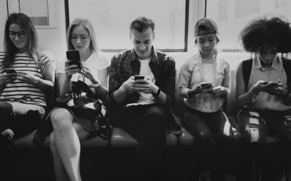 Grupo Jovens Amigos Adultos Usando Smartphones Metrô — Fotografia de Stock