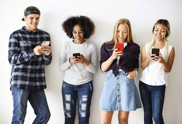 Amigos Usando Smartphones Conceito Mídia Social — Fotografia de Stock
