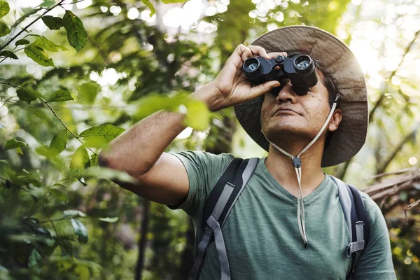 Mann Schaut Mit Fernglas Dschungel — Stockfoto