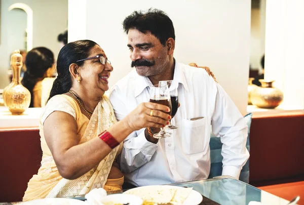 Ancianos Pareja India Con Copas Vino — Foto de Stock