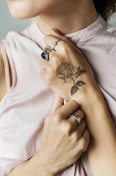 Primer Plano Del Tatuaje Mano Una Mujer — Foto de Stock