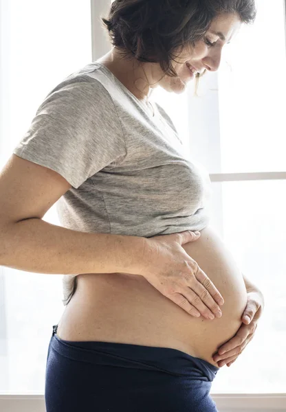 Vrolijke Zwangere Vrouw Stond Buurt Van Venster — Stockfoto