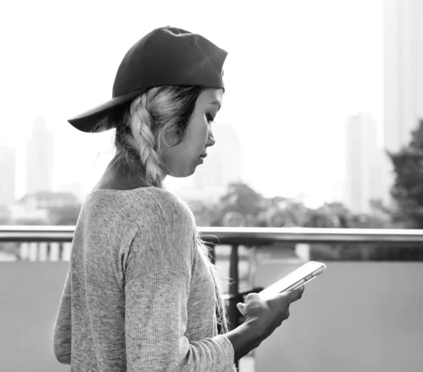 Νεαρή Γυναίκα Χρησιμοποιώντας Ένα Smartphone Στο Χώρο Πόλης Μαύρο Και — Φωτογραφία Αρχείου