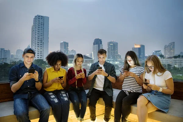 Groupe Sérieux Jeunes Amis Utilisant Des Smartphones Dans Espace Urbain — Photo