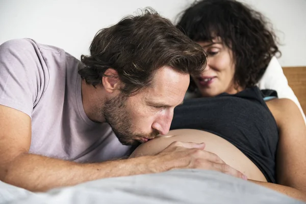 Esposo Besos Vientre Embarazada Esposa — Foto de Stock